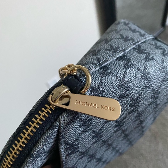SOLD Michael Kors Crossbody - Picture 4 of 6
